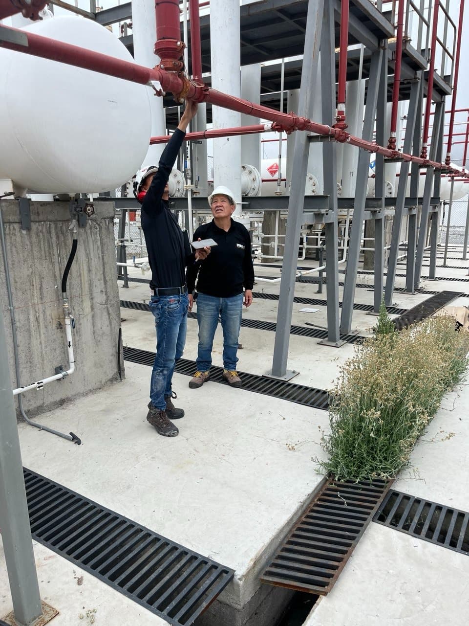 Equipo técnico de IVAL inspeccionando un sistema contra incendios industrial